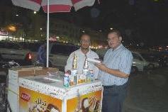 مصطفى محمد متحدثا الى الزميل باسم عبدالرحمن