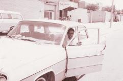 في سيارته سنة 1961