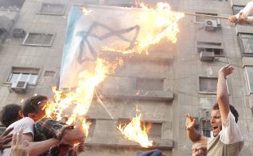 مصريون غاضبون يحرقون العلم الاسرائيلي في القاهرة  