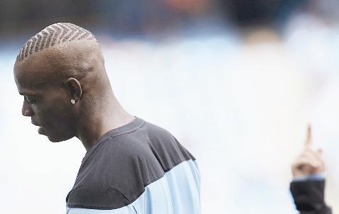 أول مباراة لماريو بالوتيلي وفريقه مانشستر سيتي في دوري أبطال أوروبا اليوم... هل تكون بداية المجد القاري للفريق المدجج بالنجوم؟		 (ا ف ب)