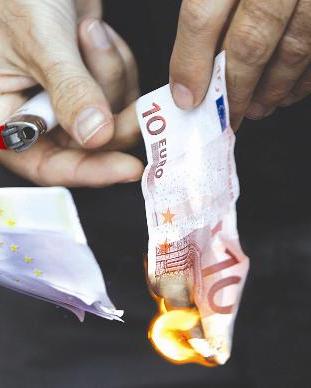 u0645u062au0638u0627u0647u0631 u064au062du0631u0642 10 u064au0648u0631u0648 u0623u0645u0627u0645 u0627u0644u0628u0646u0643 u0627u0644u0645u0631u0643u0632u064a u0627u0644u064au0648u0646u0627u0646u064a u0623u0645u0633t  (u0631u0648u064au062au0631u0632)