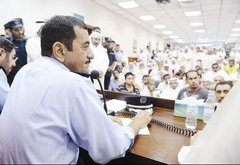 المنصوري مستمعا لمطالب الإطفائيين