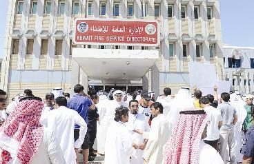 مدخل إدارة الاطفاء «سُد» بالمضربين عن العمل