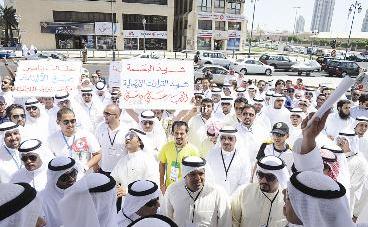 لافتات تطالب بالغاء البصمة