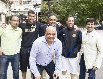 فتحي كميل يتوسط محمد خليل ومرزوق الغانم وفواز الحساوي وخالد الغانم وعبدالعزيز حمادة في لندن