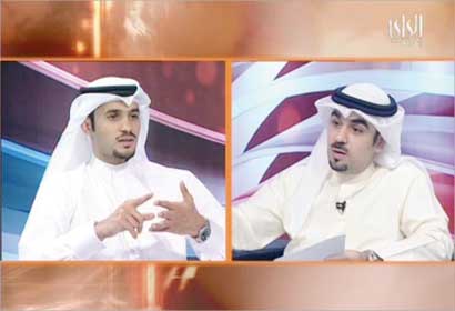 نواف الخالدي يتحدث والزميل محمد جوهر حيات يستمع