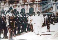 الملك فاروق مغادراً إلى منفاه بعد ارغامه على التنازل عن العرش