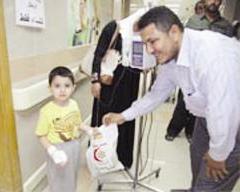 u062au0648u0632u064au0639 u0647u062fu0627u064au0627 u0639u0644u0649 u0637u0641u0644 u0645u0631u064au0636