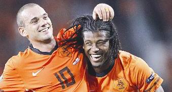 u0641u064au0646u0627u0644u062fu0648u0645 (u064au0645u064au0646) u064au062du062au0641u0644 u0648u0632u0645u064au0644u0647 u0634u0646u0627u064au062fu0631 u0628u0647u062fu0641 u0647u0648u0644u0646u062fu0627 u0627u0644u062du0627u062fu064a u0639u0634u0631 u0641u064a u0645u0631u0645u0649 u0633u0627u0646 u0645u0627u0631u064au0646u0648 u0641u064a u062au0635u0641u064au0627u062a u00abu064au0648u0631u0648 2012u00bbt (u0627 u0628)