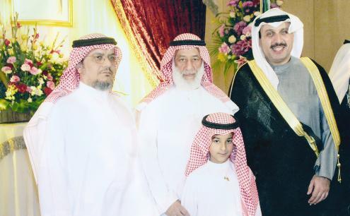 المذن مع الشيخ حمد الجابر العلي وزير الإعلام عندما كان سفيراً في الرياض في مناسبة إقامة معرض العيد الوطني الكويتي هناك