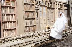 صالح المذن واقفاً عند الأبواب والدرايش القديمة