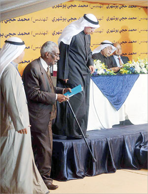 الخطيب يهم بصعود المنصة 	(تصوير أسعد عبدالله)