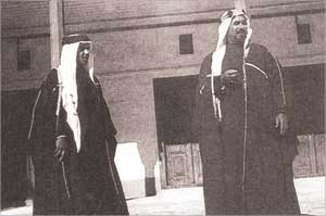 الشيخ جابر الأحمد مع والده المغفور له الشيخ أحمد الجابر