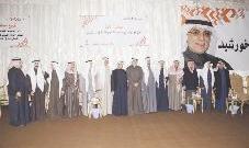 ... ومتوسطاً حضور ندوته 	(تصوير أحمد عماد)