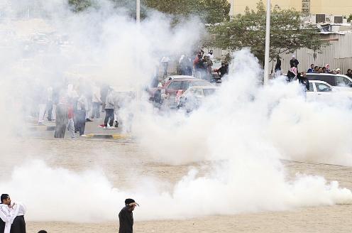 قنابل الدخان لتفريق المتظاهرين