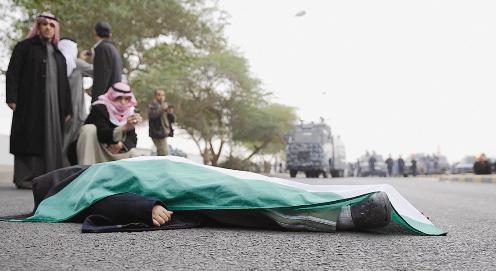 محتج على الطريق بعلم الكويت