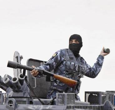 القاء قنبلة مسيلة للدموع