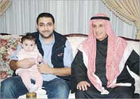 ... مع ابنه وحفيدته