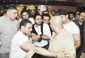 ... وتامر حسني بين مجموعة من مرافقيه