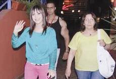 جنات مع والدتها وخلفهما حارس