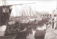 مجموعة من ابوام الماء بعد تفريغ حمولتها