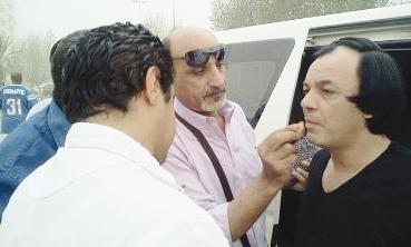 علاء مرسي يستعد بالمكياج لتصوير المشهد الأخير 