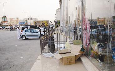 صاحب أحد المحال يستغل الطريق ويقطعه بسياج حديدي