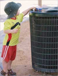 سلوك تربوي جميل لطفل يرمي المخلفات في سلة القمامة