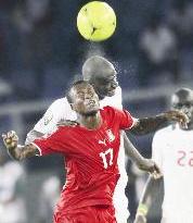 صراع على الكرة في لقاء غينيا والسنغال