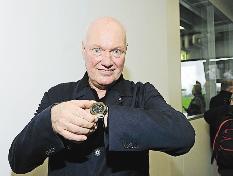 جان كلود ريفر يعرض ساعته للجمهور