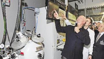 ... ويشرح آلية تصنيع الساعة