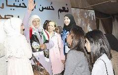 المبارك بين عدد من الناخبات    	   (تصوير كرم ذياب)