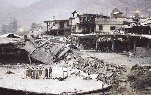 الصلاة ... لا يمنع من أدائها أي مانع وهؤلاء رجال يصلون تحت النار والدمار