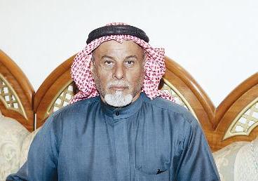 عبد الله بن مهيلب ونظرة لعدسة «الراي» 		(تصوير زكريا عطية)