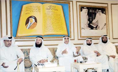 u0627u0644u0633u0639u062fu0648u0646 u0645u062au062du062fu062bu0627 u0641u064a u0627u062cu062au0645u0627u0639 u0646u0648u0627u0628 u0627u0644u063au0627u0644u0628u064au0629 u0628u062fu064au0648u0627u0646u0647 u0627u0645u0633 (u062au0635u0648u064au0631 u0643u0631u0645 u0630u064au0627u0628)