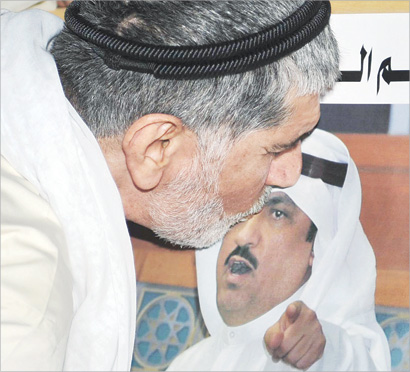 عباس الشعبي يقبل صورة لمسلم البراك خلال التجمع امام «امن الدولة» مساء اول من امس