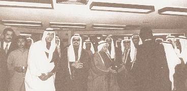 ... ومع الأمير الراحل الشيخ جابر الأحمد حين كان وليا للعهد في افتتاح «المسيلة بيتش» عام 1974