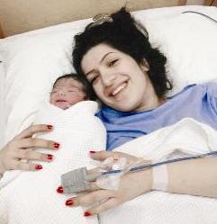 مسك تحتضن حسين بعد خروجها من غرفة الولادة