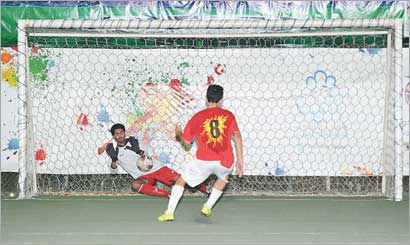 حارس مرمى «ثابت بن قيس» يتصدى لركلة جزاء 