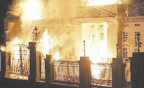 النيران تلتهم مجسم قصر باكينغهام