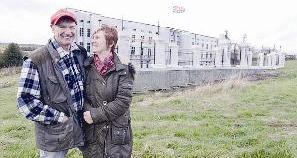 هيث وزوجته في صورة مشتركة أمام المجسم قبل إحراقه