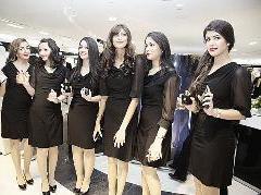 العطور في أيدي العارضات