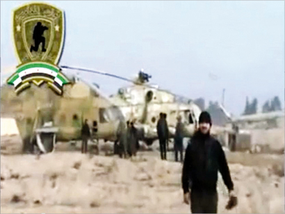 مقاتلون من الجيش الحر داخل مطار مرج السلطان العسكري أمس (شبكة شام الاخبارية)