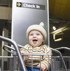 بإمكانك جعل السفر مع طفلك تجربة سهلة خالية من المتاعب