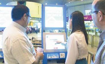 طاقم «طيران الجزيرة» في خدمة الركاب لتوضيح مزايا جهاز التسجيل الذاتي