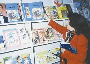 تنتقي كتب الأطفال في معرض الكتاب