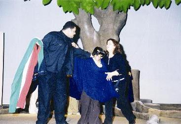 مشهد من مسرحية «قانون الأرض»