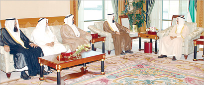  الأمير مستقبلا وفد جمعية إحياء التراث برئاسة الدكتور طارق العيسى 