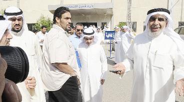 عدنان عبدالصمد عقب تقديم ترشيحه	(تصوير كرم ذياب)