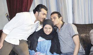 بدر الشرقاوي وعبد الله بهمن يقبلان رأس توفيق